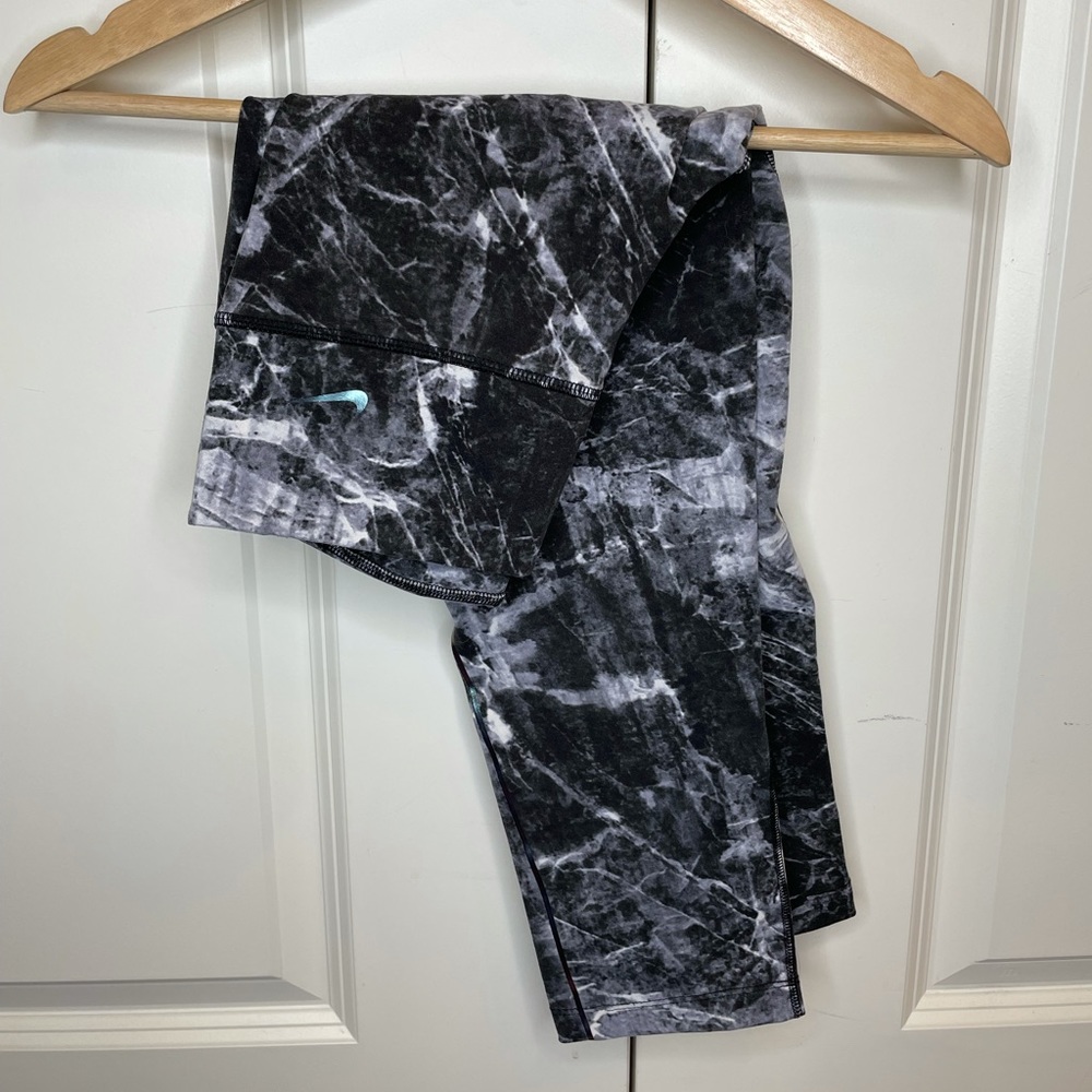 Marble Pattern Cropped Nike Dri-Fit Leggings